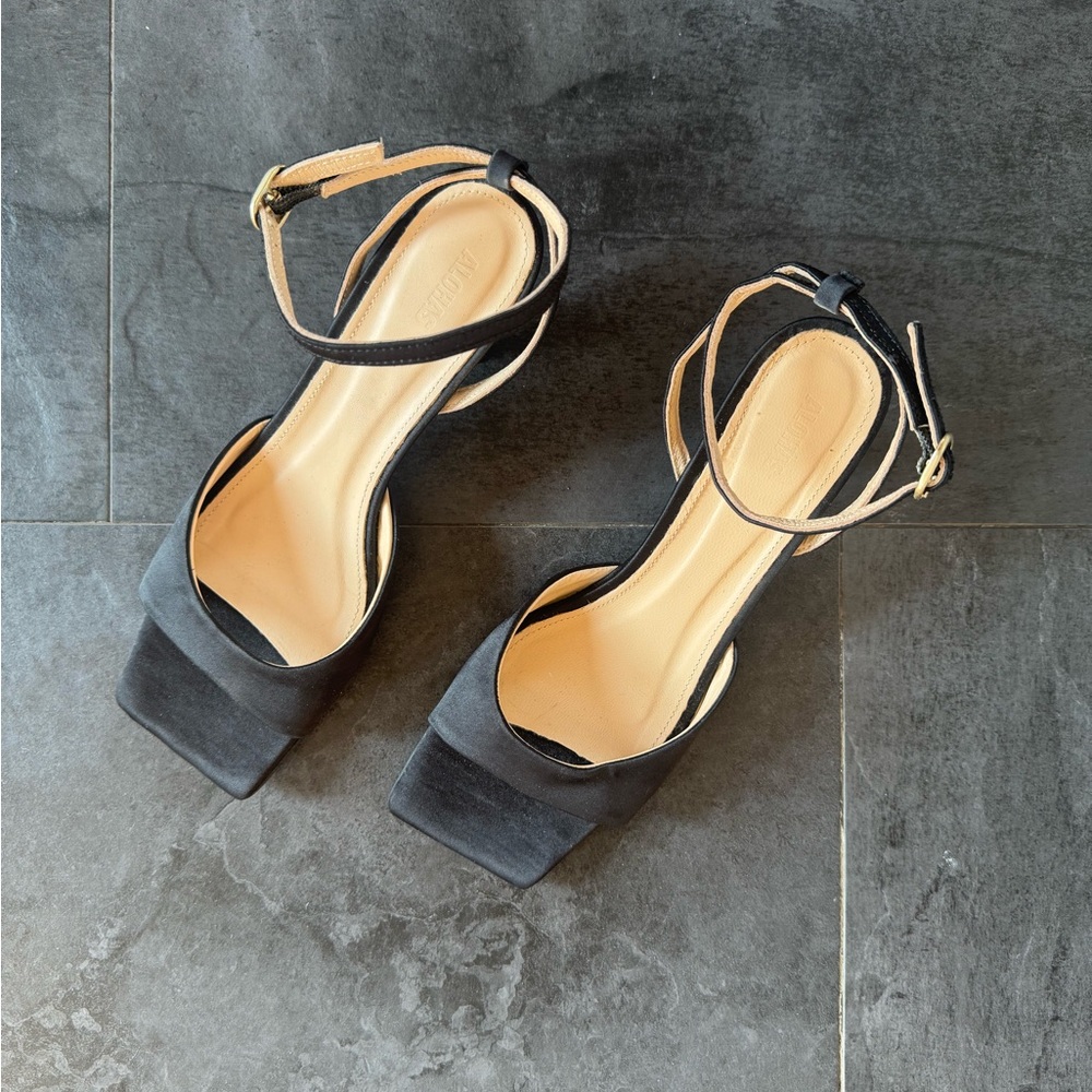 ALOHAS Black and Tan Strappy Sandals